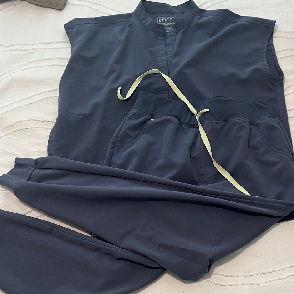 Figs Women's Navy Rafaela Top and jogger Medium